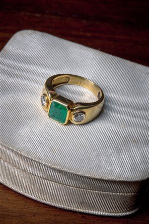 Anello in oro 18 Kt con diamanti e smeraldo