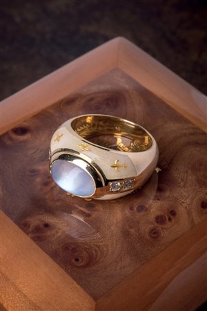 Fabergé, anello in oro 18 Kt con pietra di luna e diamanti