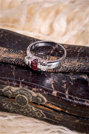 Anello in oro 18 Kt con rubino e diamanti