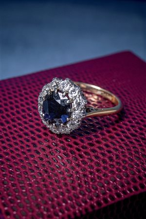 Anello in oro 18 Kt con zaffiro e diamanti