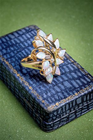Anello in oro 14 Kt con opali e diamantini