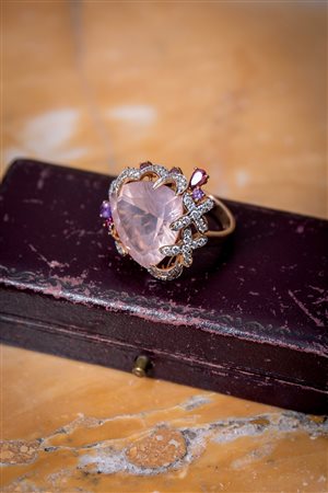 Anello in oro 18 Kt con diamanti e pietre preziose