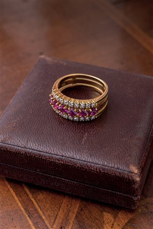 Anello in oro giallo 18 Kt con rubini e diamanti
