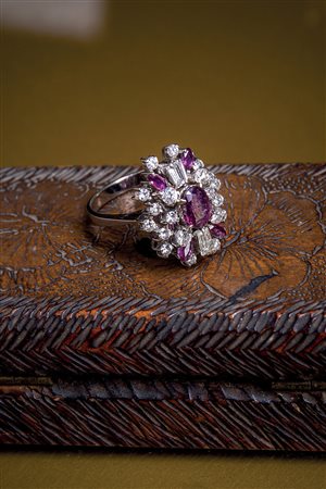 Anello in oro 18 Kt con rubini e diamanti