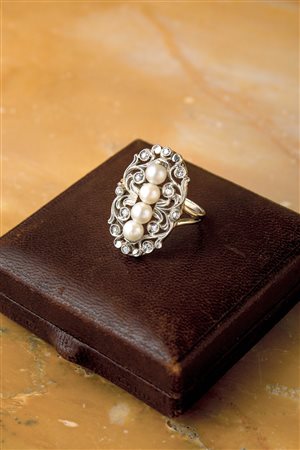 Anello Edoardiano in oro 18 Kt con diamanti e perle