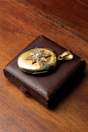 Locket in oro 18 kt con diamanti e perla