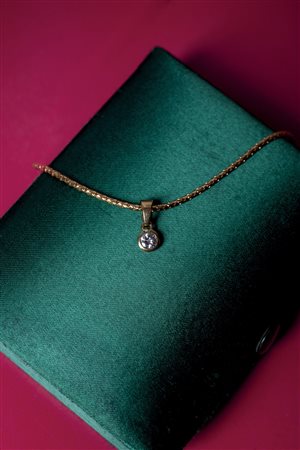 Diamante con catenina in oro 18 Kt