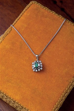 Ciondolo in oro 18 Kt con smeraldo e diamanti