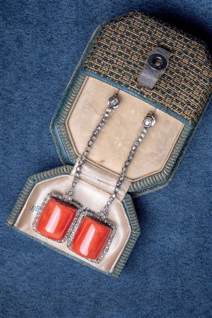 Orecchini pendenti in oro 18 Kt con corallo e diamanti