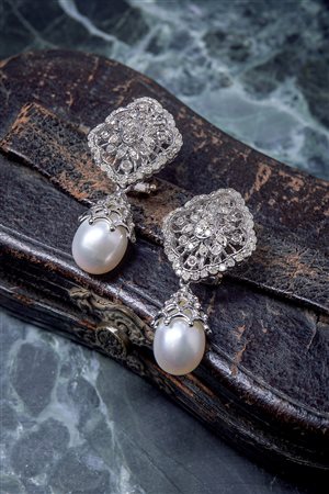Orecchini in oro 18 Kt con perla e diamanti