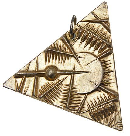 Arnaldo Pomodoro Senza titolo Medaglia triangolare in ottone, cm. 4,2x5, es....