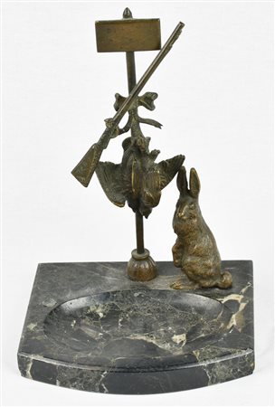 CALAMAIO IN MARMO sormontato da piccole sculture in antimonio raffiguranti un...