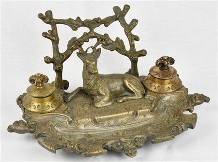 CALAMAIO IN BRONZO cesellato a motivi floreali e sormontato da un cervo a...