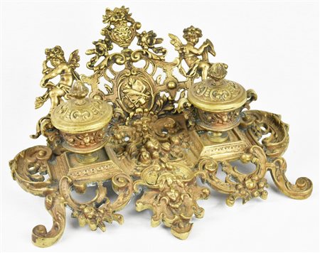 CALAMAIO IN BRONZO finemente cesellato e decorato con putti e vasi di fiori...