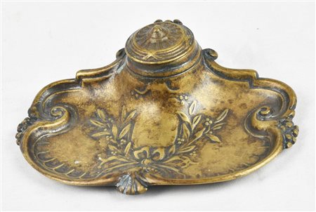 CALAMAIO IN BRONZO decorato a volute e fiori Manca l?ampolla per l?inchiostro...