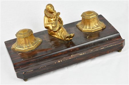 CALAMAIO IN LEGNO con scultura in antimonio dorato raffigurante Pierrot che...