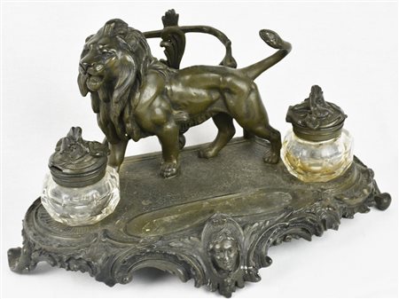 CALAMAIO IN ANTIMONIO Decorato con leone ruggente, volute e mascherone...