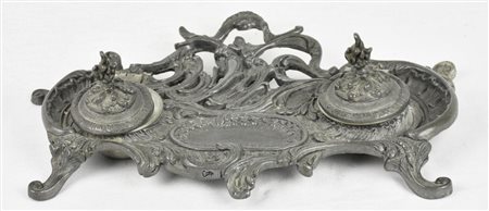 CALAMAIO IN ANTIMONIO decorato a volute Italia, fine XIX secolo cm 7x30x20