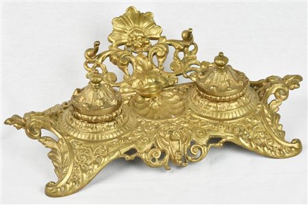 CALAMAIO IN BRONZO finemente decorato con volute e mascherone Francia, fine...