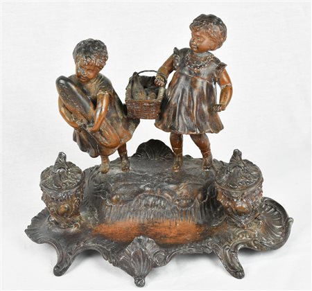 CALAMAIO IN ANTIMONIO decorato con due bimbe che portano vettovaglie firmato...