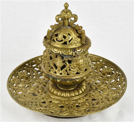 CALAMAIO IN BRONZO decorato a volute Francia, fine XIX secolo cm 15x19 Lievi...