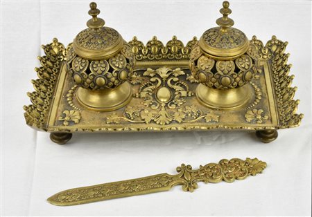 CALAMAIO IN BRONZO DORATO finemente cesellato e decorato con motivi floreali,...