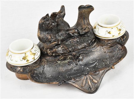 CALAMAIO IN ANTIMONIO raffigurante un orso in posizione festante, ampolle in...