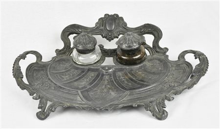 CALAMAIO IN ANTIMONIO decorato a volute Italia, inizio XX secolo cm 17x33x23