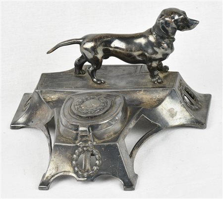 CALAMAIO IN ANTIMONIO raffigurante un cane bassotto Italia, anni '20 del...