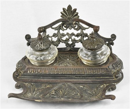 CALAMAIO IN ANTIMONIO decorato con volute e fogliame Italia, fine XIX secolo...