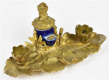 CALAMAIO IN BRONZO con fontana in porcellana dipinta in blu Francia, prima...