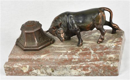 CALAMAIO IN MARMO decorato con toro in antimonio in posizione di carica...