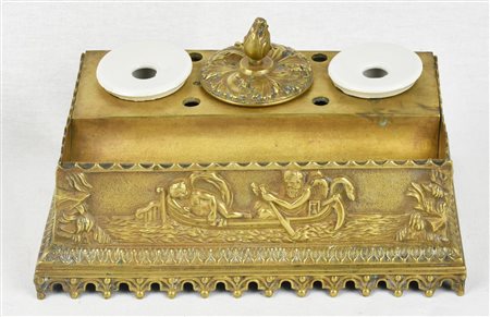 CALAMAIO IN BRONZO finemente cesellato e decorato, ampolle in porcellana...