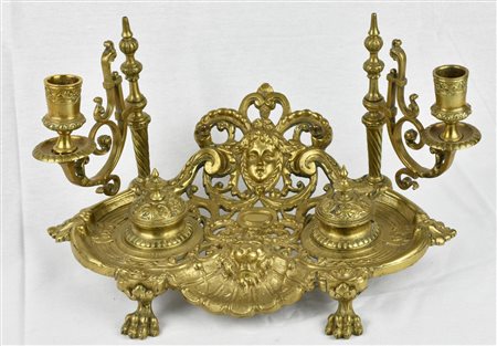 IMPORTANTE CALAMAIO IN BRONZO dorato con candelieri, finemente decorato a...