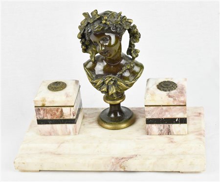 CALAMAIO IN MARMO con scultura in bronzo patinato raffigurante una fanciulla...