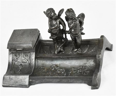 CALAMAIO in metallo raffigurante due paggi Italia, inizio XX secolo cm 16x12x10