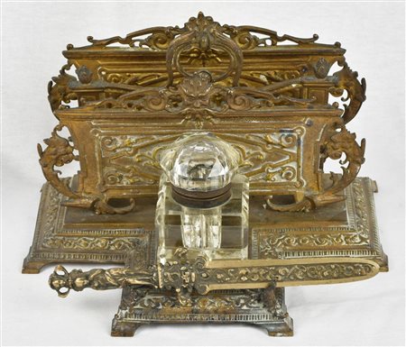 IMPORTANTE CALAMAIO in bronzo con portacarte e tagliacarte finemente...