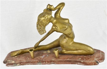 CALAMAIO IN BRONZO raffigurante una donna poggiante su base in marmo Francia,...