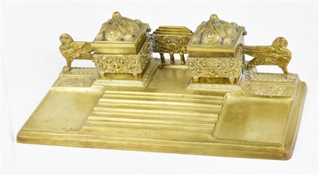 IMPORTANTE CALAMAIO IN BRONZO finemente cesellato e decorato manca un...