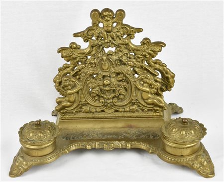 CALAMAIO IN BRONZO decorato a mascheroni e putti Italia, inizio XX secolo cm...