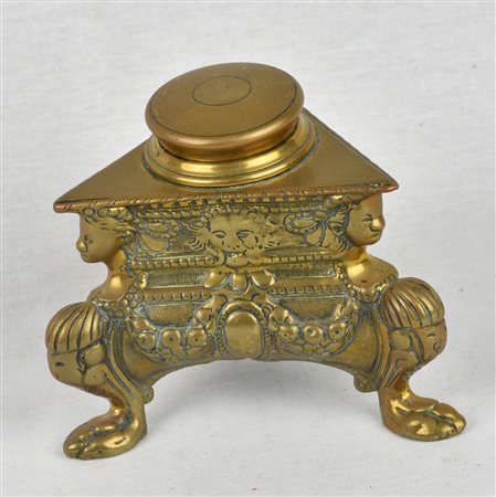 IMPORTANTE CALAMAIO IN BRONZO con scene classiche poggiante su zampe zoomorfe...