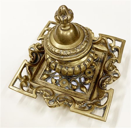 CALAMAIO IN BRONZO Francia, fine XIX secolo cm 12x12x12