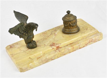 CALAMAIO IN MARMO e antimonio, raffigurante un rapace Italia, inizio XX...