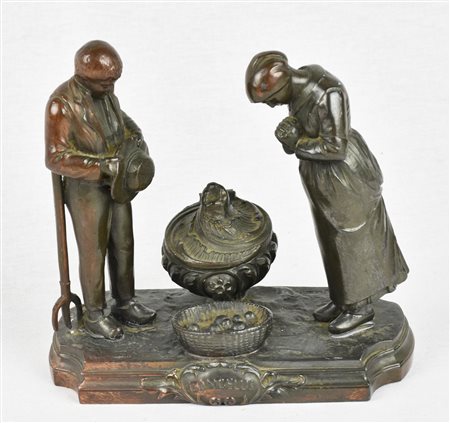 CALAMAIO in antimonio raffigurante due contadini che ringraziano per il...