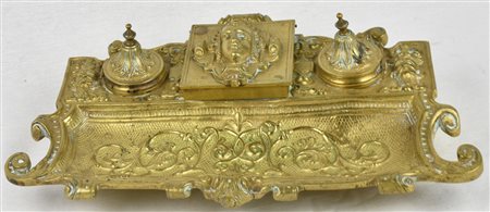 CALAMAIO IN BRONZO DORATO finemente decorato e cesellato con mascheroni e...