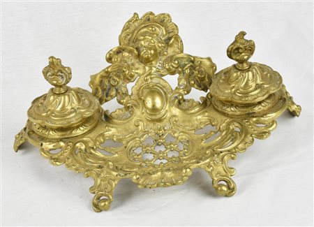 CALAMAIO IN BRONZO DORATO finemente decorato a volute e mascherone Francia,...