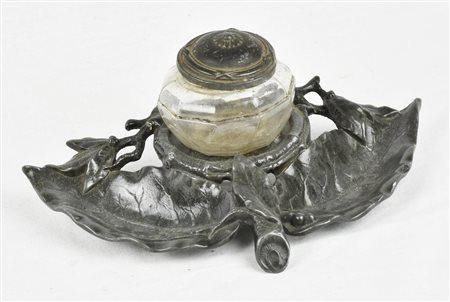 CALAMAIO IN ANTIMONIO a forma di foglie Italia, inizio XX secolo cm 20x14x8