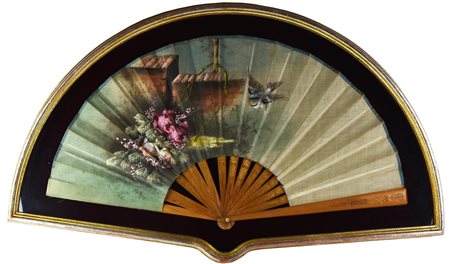 VENTAGLIO monogrammato in argento e carta dipinta Francia, primo quarto XX...