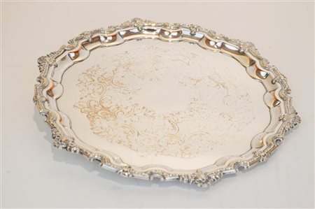 PIATTO IN METALLO ARGENTATO realizzato con un profilo sagomato e lavorato a...