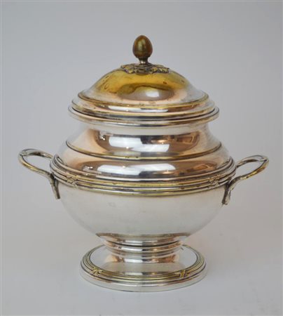 UNA ZUCCHERIERA BIANSATA IN METALLO ARGENTATO decori realizzati a sbalzo e...